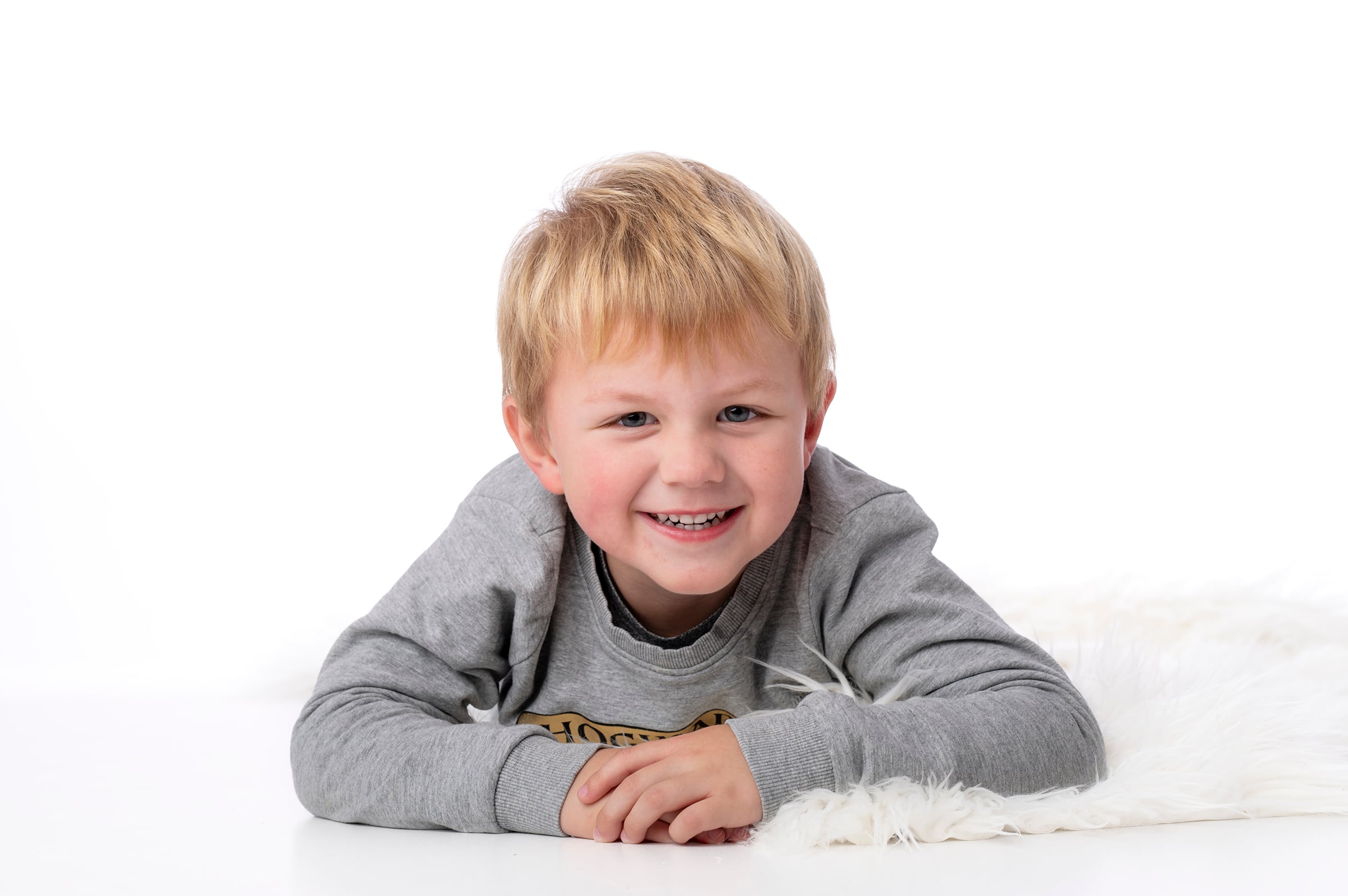 en dejlig dreng i fotostudie